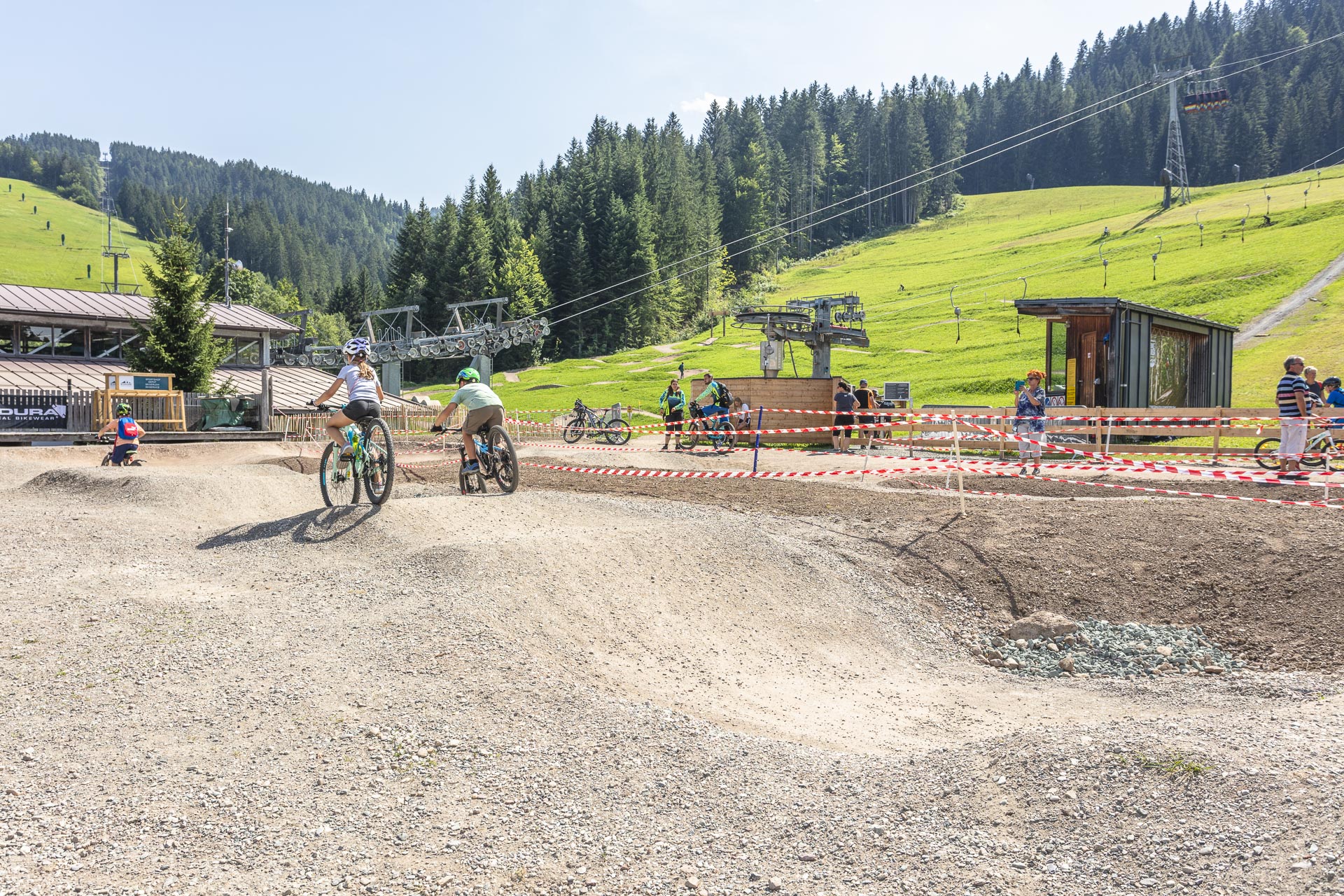 Kids-beim-bike-am-lift.jpg