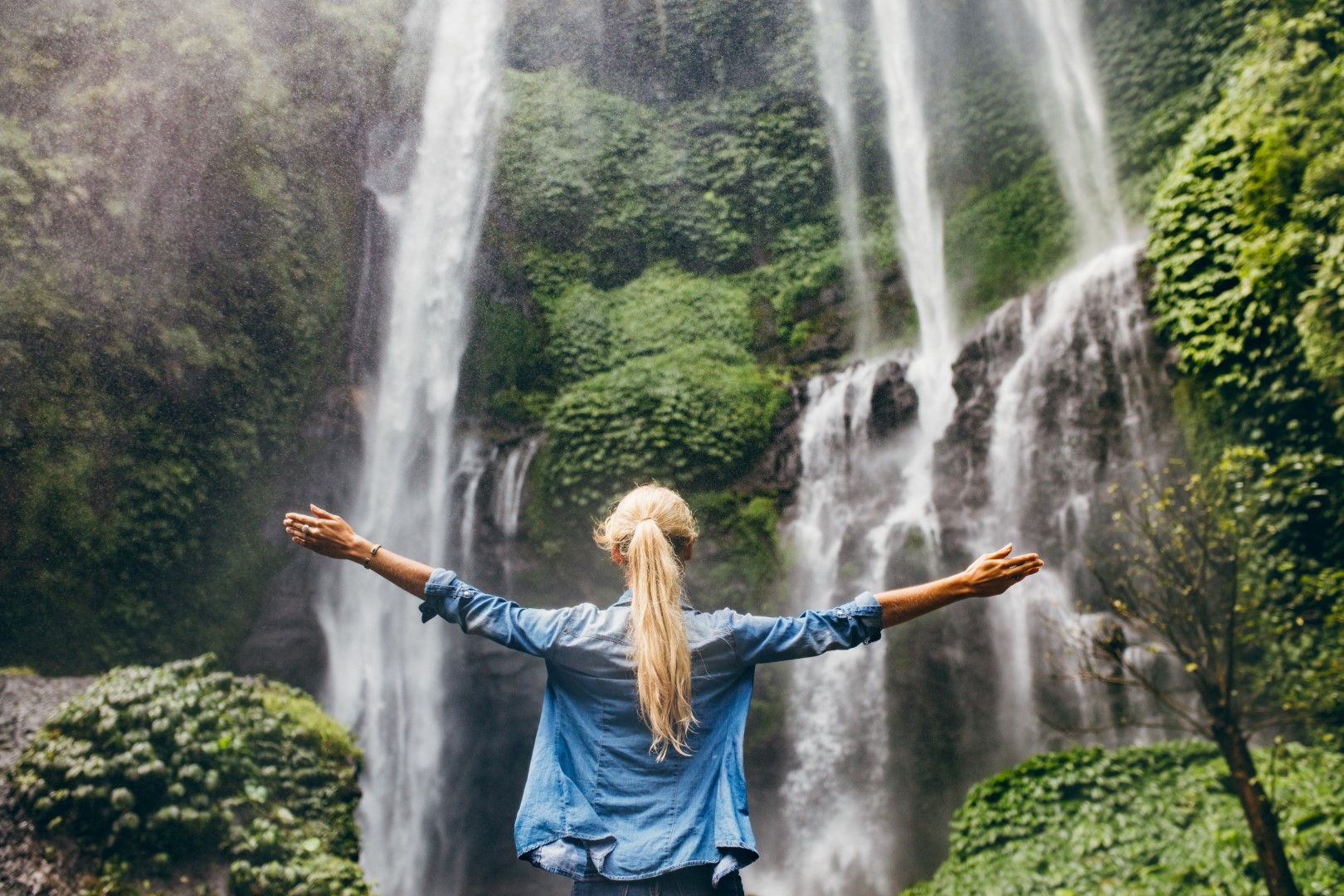 Frau vor dem Wasserfall.jpg