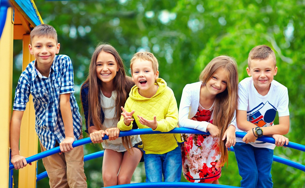 Kinder am Spielplatz Neutral.jpg