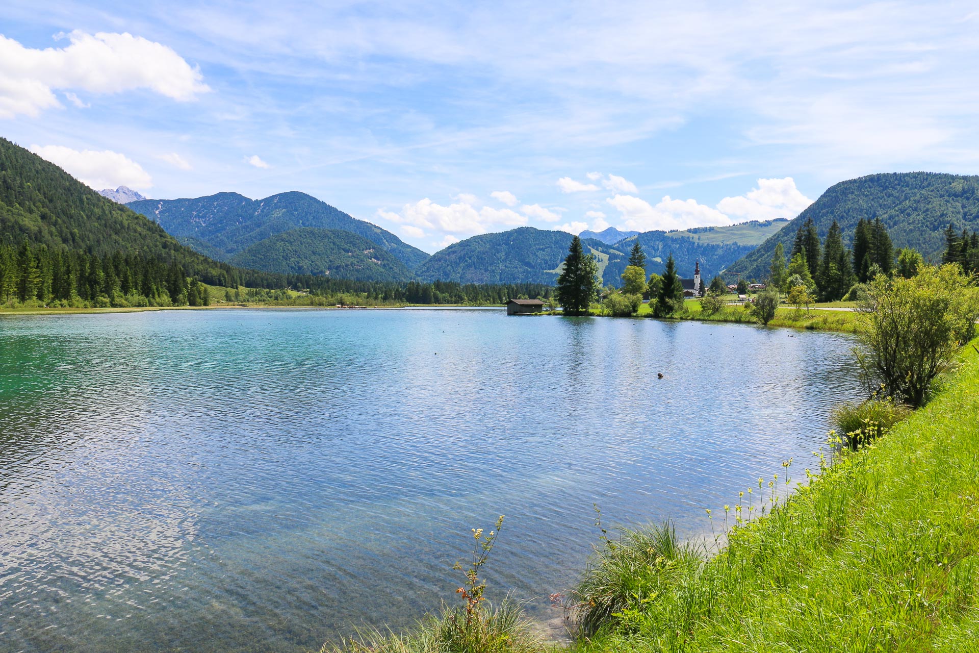 Kind Sprung in Lauchsee.jpg
