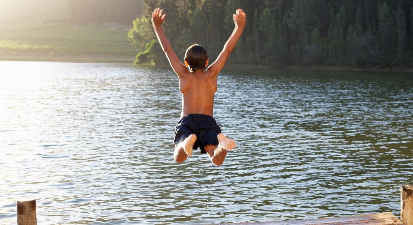 Kind Sprung in Wasser See 1.jpg